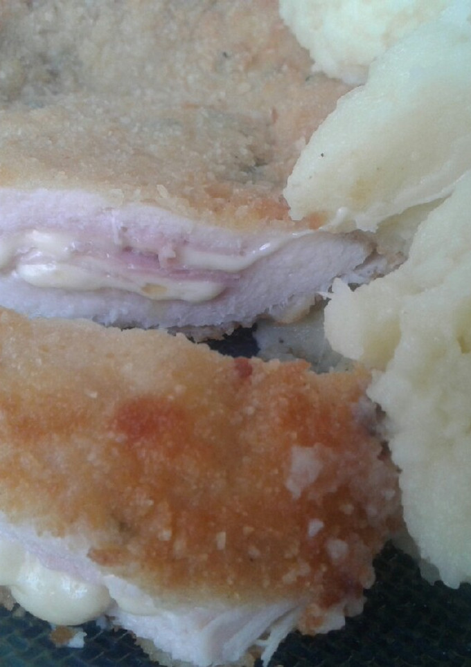 Una foto de Suprema de pollo rellena de jamón y queso bien caserita