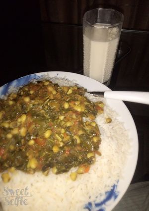 A picture of White rice and miyan alayyahu.
