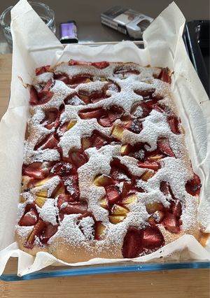 O poză a rețetei Pandispan cu capsuni si nectarine.