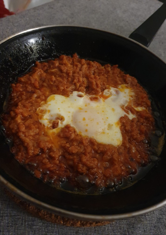 Una foto de Huevos a la italiana con boloñesa