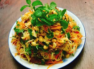 Hình của món Nộm đu đủ bò khô.