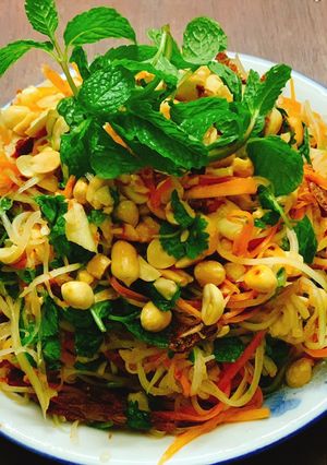 Hình của món Nộm đu đủ bò khô.