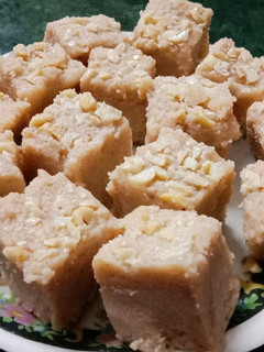 নারকেল সুজির বরফি (Narkel suji barfi recipe in Bengali) রেসিপির প্রধান ছবি