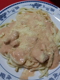 Una foto de Fideos con salsa de pollo y pimentón