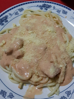 Una foto de Fideos con salsa de pollo y pimentón