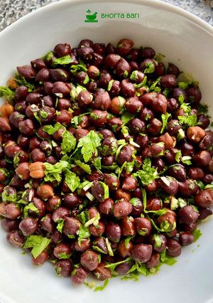A picture of Black Chana salad.