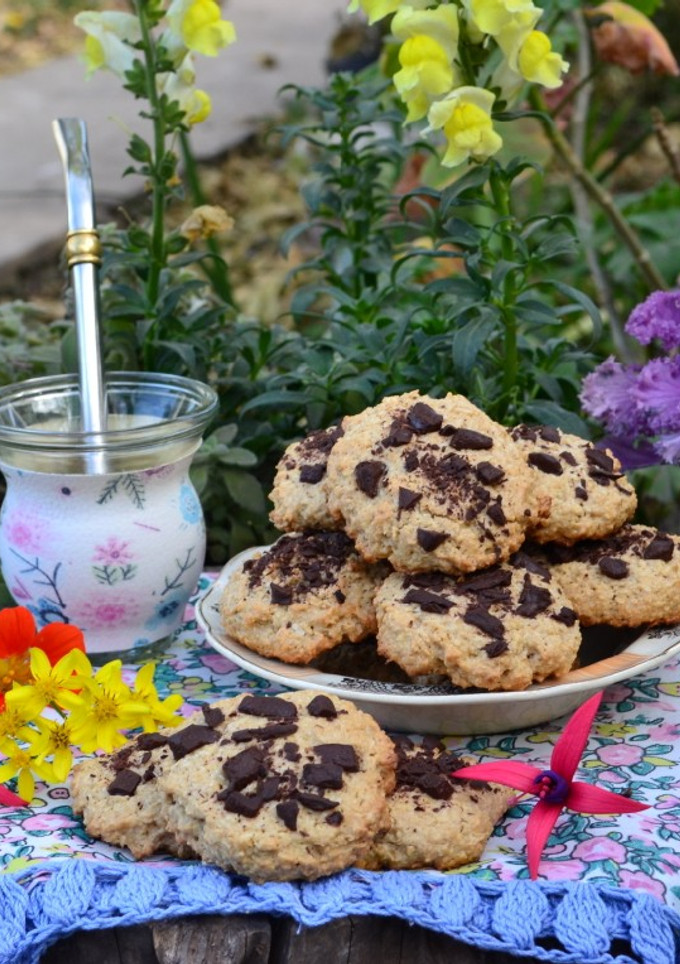 Una foto de Cookies de avena,coco y chocolate amargo💞