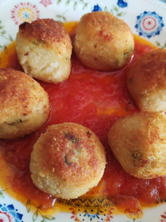 Una foto de Croquetas de patatas y atún con salsa de tomate