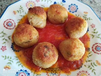 Croquetas de patatas y atún con salsa de tomate