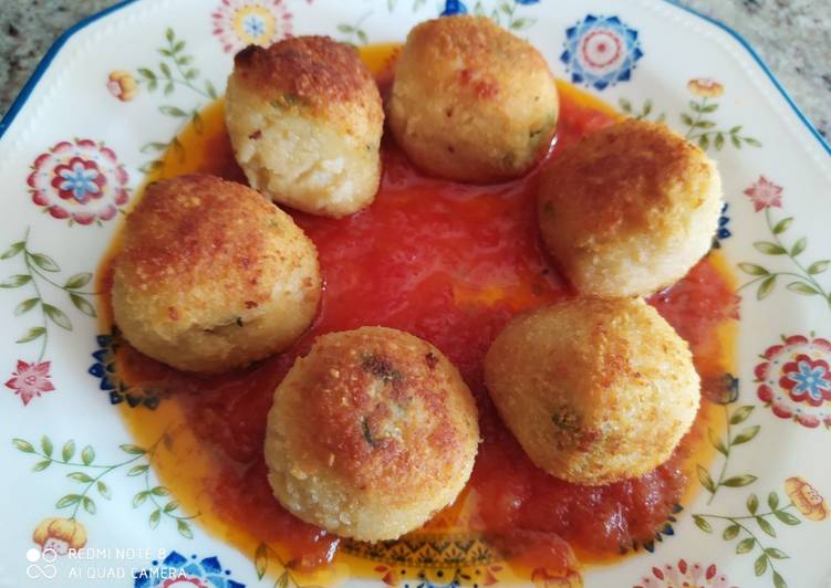 Croquetas de patatas y atún con salsa de tomate