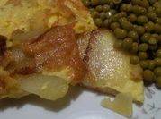 Una foto di piselli patate uova