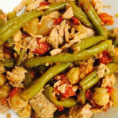 A picture of Spicy tuna with tomatoes, green beans, and chick peas.