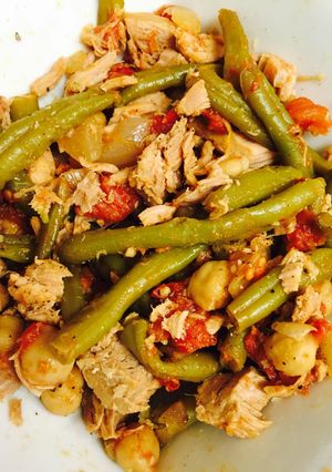 A picture of Spicy tuna with tomatoes, green beans, and chick peas.