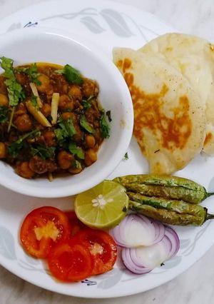 A picture of Pindi Chhole With Kulcha (Amritsari).