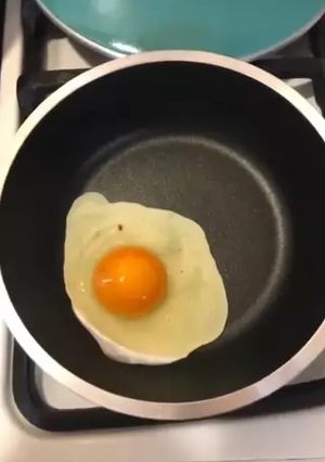 Una foto de Huevo frito sin freír 😳, sin aceite 🤯 y casi sin 🔥