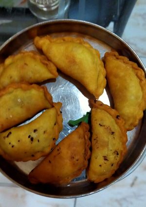 સ્વીટ ઘુઘરા (Sweet Ghughra Recipe In Gujarati) રેસીપી મુખ્ય ફોટો