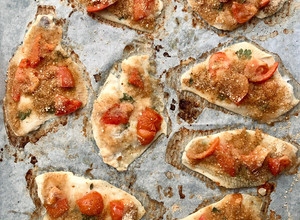 Foto di Filetti di platessa al forno con pangrattato senza glutine e pomodorini
