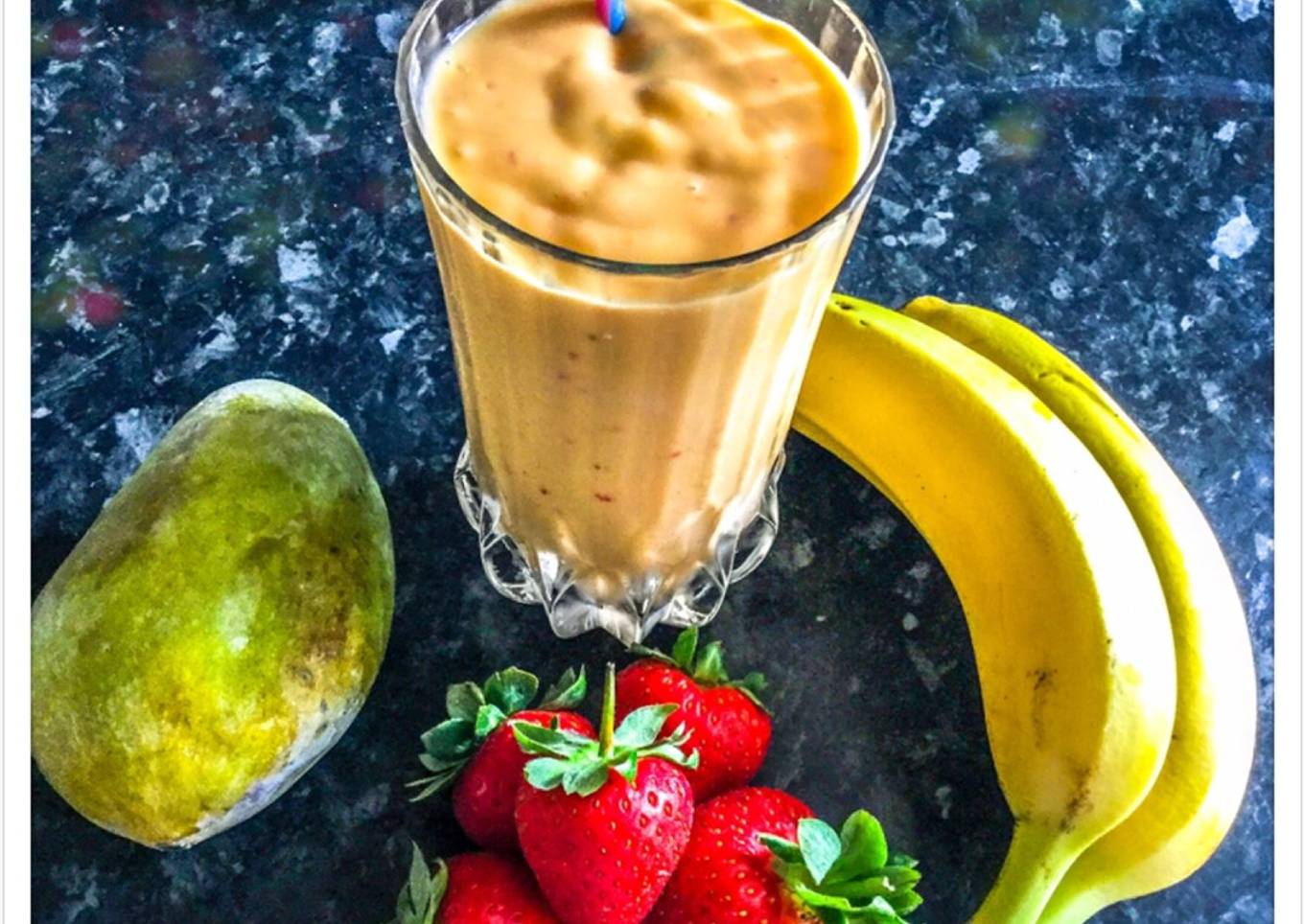 Mango Smoothie with banana strawberry & Greekyogurt