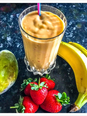 Easy Way Make Mango Smoothie with banana strawberry &amp; Greekyogurt the Can Spoil the Tongue So Delicious