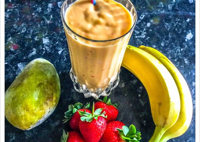 Mango Smoothie with banana strawberry &amp; Greekyogurt