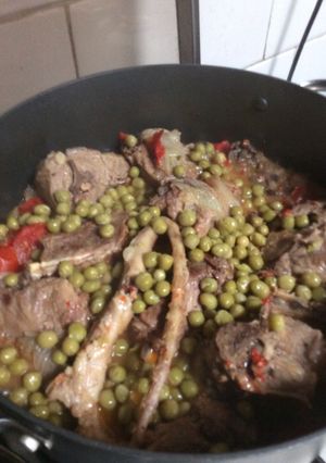 Una foto de Cordero arvejado con arroz blanco