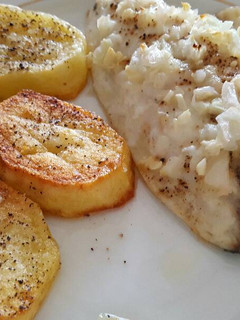 Una foto de Dorada al horno con patatas