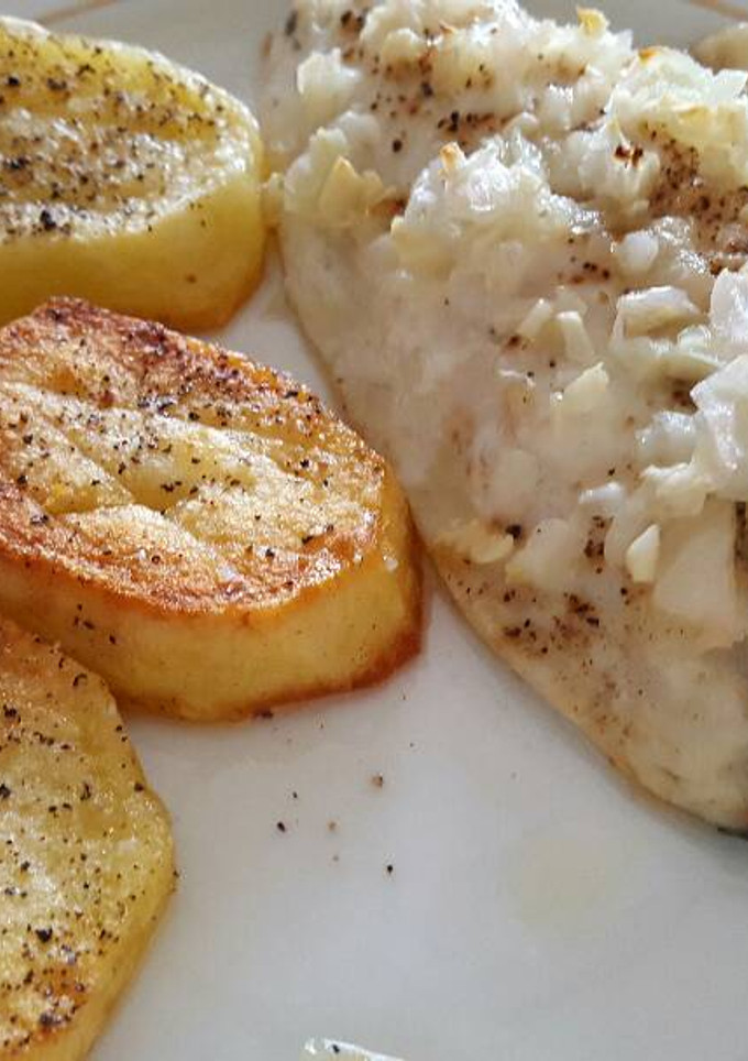 Una foto de Dorada al horno con patatas