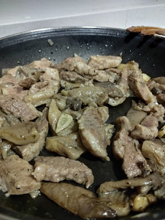Una foto de 🍲 Secreto y setas al ajillo
