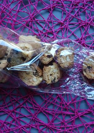 Foto de Biscoitos de amêndoa ou almendrados com passinhas
