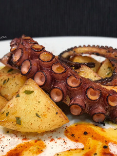 Una foto de Pulpo a la plancha con patatas a las hierbas