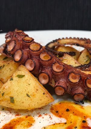 Una foto de Pulpo a la plancha con patatas a las hierbas