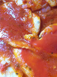 Una foto de Pechugas de pollo en salsa de tomate
