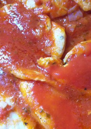Una foto de Pechugas de pollo en salsa de tomate