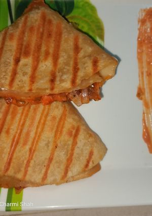 ગ્રીલ રોટી રેપ (Grilled Roti Wrap Recipe In Gujarati) રેસીપી મુખ્ય ફોટો