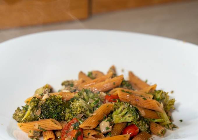 Pasta di lenticchie rosse con broccoli al pomodoro