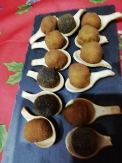 Una foto de Albóndigas de distintos sabores en cucharitas
