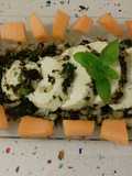 Mozzarella aliñada con finas hierbas y aceitunas negras