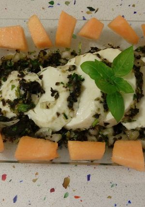Una foto de Mozzarella aliñada con finas hierbas y aceitunas negras
