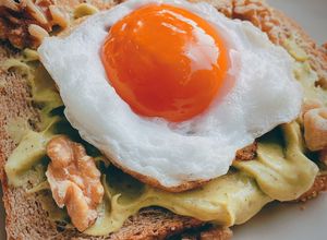 รูปของ ไข่ดาวปุยเมฆกับซอสครีมกีวี-อะโวคาโด ⛅️ 🥝 🥑/ Fluffy Cloud-fried egg with kiwis-avocado cream ⛅️ 🥝 🥑