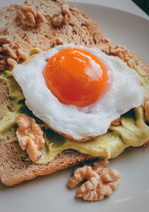 รูปของ ไข่ดาวปุยเมฆกับซอสครีมกีวี-อะโวคาโด ⛅️ 🥝 🥑/ Fluffy Cloud-fried egg with kiwis-avocado cream ⛅️ 🥝 🥑