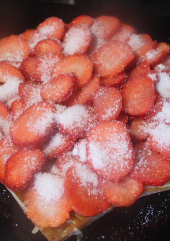 Una foto de Coca de fresas con masa casera