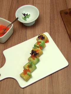 Una foto de Rollo de mango y aguacate con cangrejo