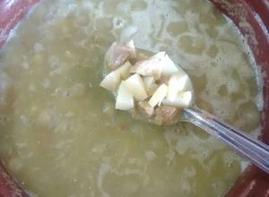 Una foto de Criadillas de toro en salsa verde con papas