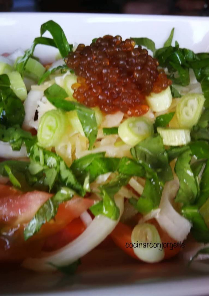 Una foto de Ensalada de tomate con queso curado