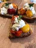 Sinfonia di colori(Mix di pomodorini)Su bruschetta