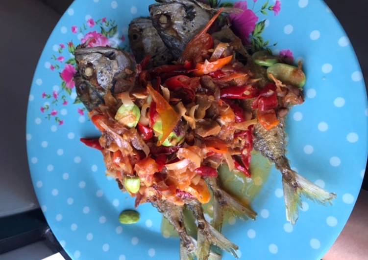 Ikan Kembung Sambal Kecombrang