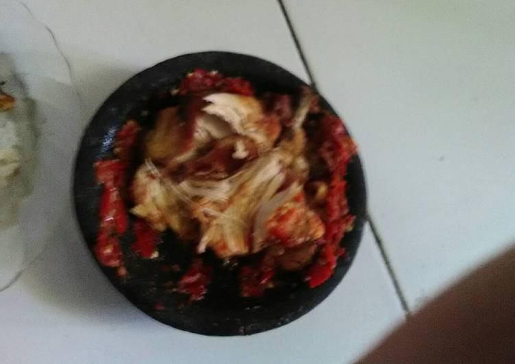 Cara Gampang Menyiapkan Ayam goreng sambel bawang, Lezat Sekali