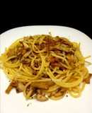 Pasta de espaguetis con champiñones y panceta al ajillo