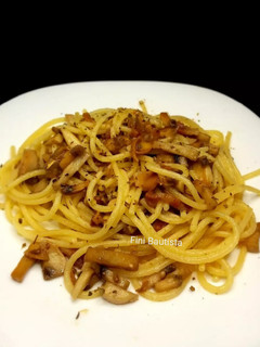 Una foto de Pasta de espaguetis con champiñones y panceta al ajillo
