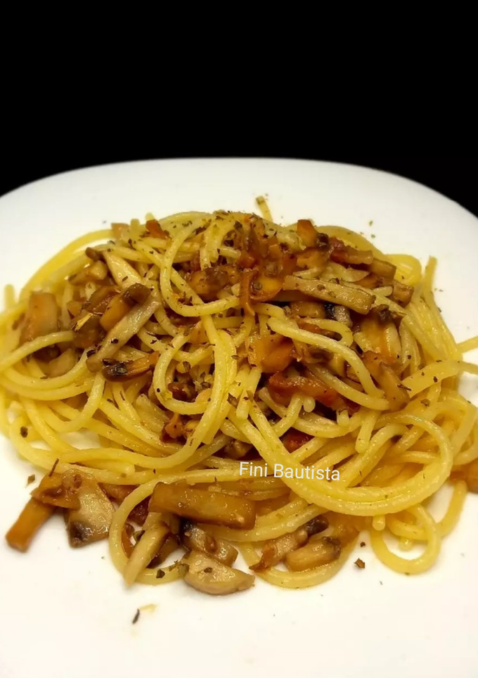 Una foto de Pasta de espaguetis con champiñones y panceta al ajillo